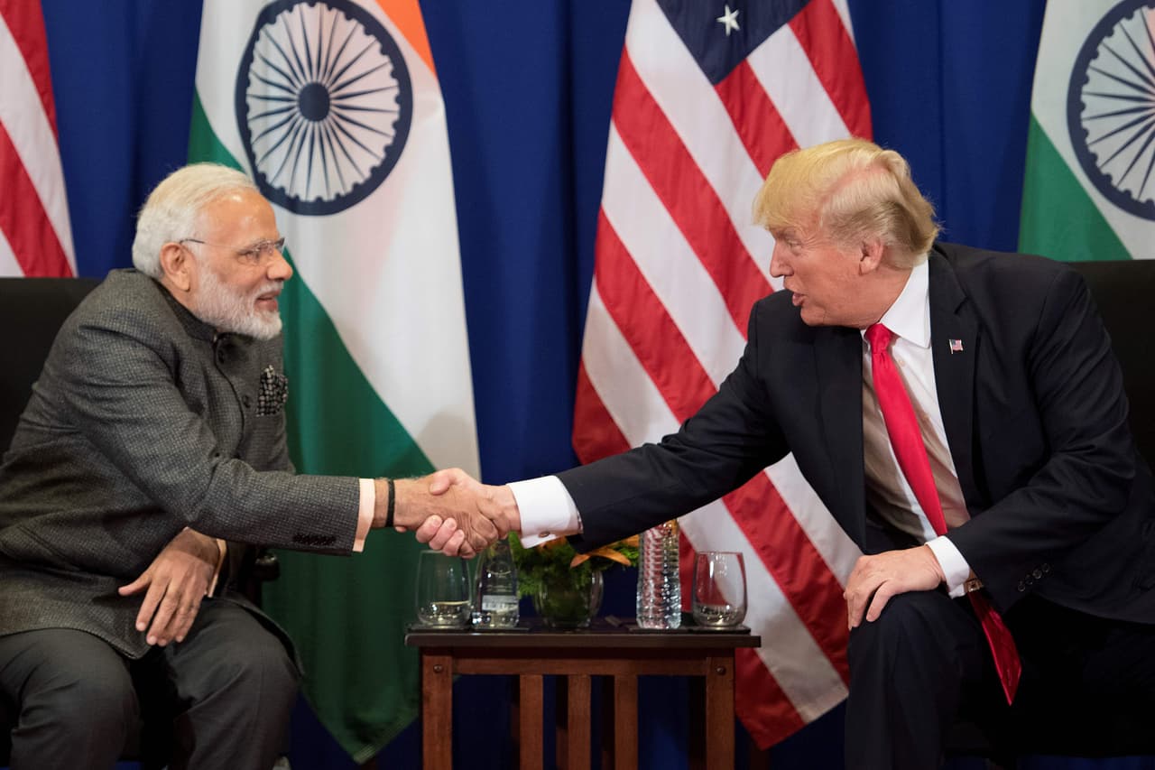 <b>La desconocida frontera entre China e India</b>. Durante la primera visita de Trump a Asia en octubre de 2017, Narendra Modi, primer ministro de India, le expresó sus preocupaciones sobre las ambiciones de China en la región.
<a href="https://www.washingtonexaminer.com/news/its-not-like-youve-got-china-on-your-border-trump-geography-error-stunned-indian-prime-minister" target="_blank">El mandatario estadounidense respondió: "No es como si tuvieras a China en tu frontera"</a>. La verdad es que sí, ambos países comparten un límite de 2,520 millas.