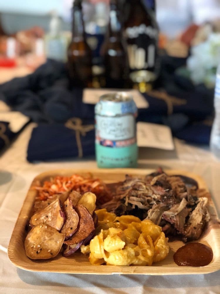 <b>Heirloom Market BBQ</b>
<br>Dirección: 2243 Akers Mill Rd SE Ste 110. Atlanta, GA. 30339
<br>Teléfono: (770) 850-1008
<br>Sitio web: 
<a href="http://www.heirloommarketbbq.com">www.heirloommarketbbq.com</a> 
<br>
<b><a href="https://www.yelp.com/map/heirloom-market-bbq-atlanta">Cómo llegar</a></b>
<br>
<br>Una usuaria de Yelp dijo: “Sin lujos, es un lugar sólido para comer barbacoa con un toque de fusión coreana. Tiene servicio de comida para llevar o para comer en el patio únicamente. El servicio fue rápido y súper eficiente. ¡Altamente recomendado!”