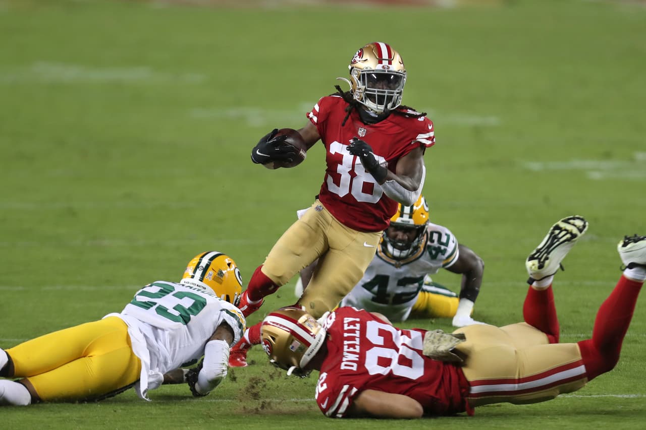 Aaron Rodgers tiene una gran noche y con cuatro pases de anotación sin intercepción, los Green Bay Packers vencen 34-17 a los San Francisco 49'ers.