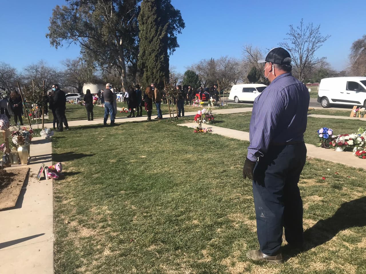 "Antes de la pandemia en este cementerio realizábamos un promedio de diez sepulturas por semana ahora esto se ha duplicado", dijo Mora.