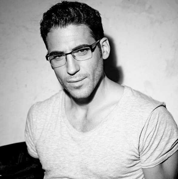 El apuesto y musculoso actor llega a la pantalla de UniMás para enamorarnos como ‘Alberto Márquez’ en la serie Velvet. Aquí te dejamos con las mejores del galán español más deseado por todas.