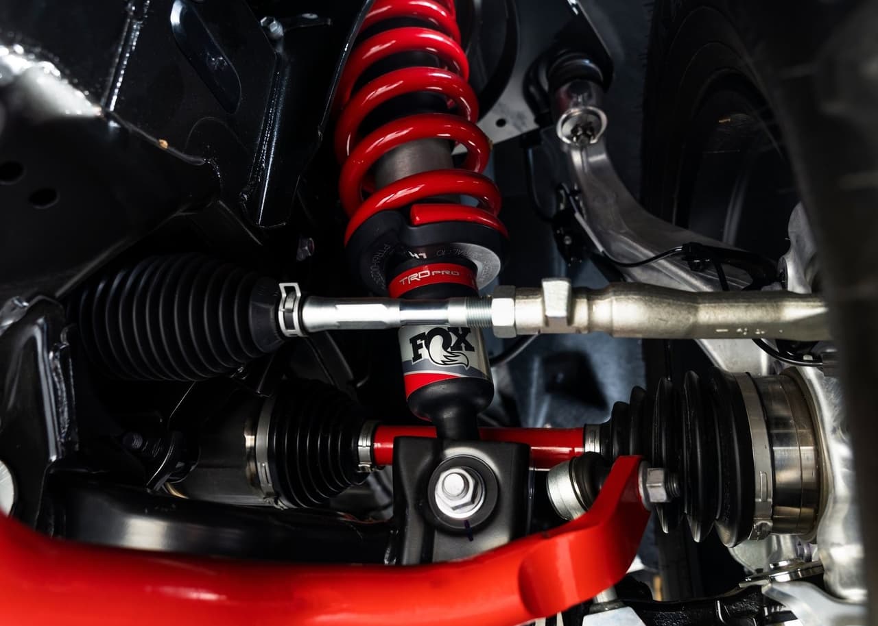 La Toyota Sequoia 2023 se rejuvenece adoptando un estilo moderno, una cabina tecnológica y un sistema de propulsión híbrido.