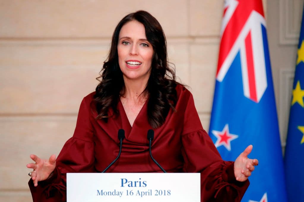 Por su parte, la primera ministra de Nueva Zelanda Jacinda Ardern, anunció que tiene una colección de cuentos de su país y una manta tejida a mano con lana de ovejas locales, que planea entregarles a los duques de Cambridge en cuanto tenga oportunidad de visitarlos, según la 
<a href="http://www.glamour.mx/celebrities/gossip/articulos/regalos-para-el-princie-louis-arthur-george/8855">revista Glamour</a>.