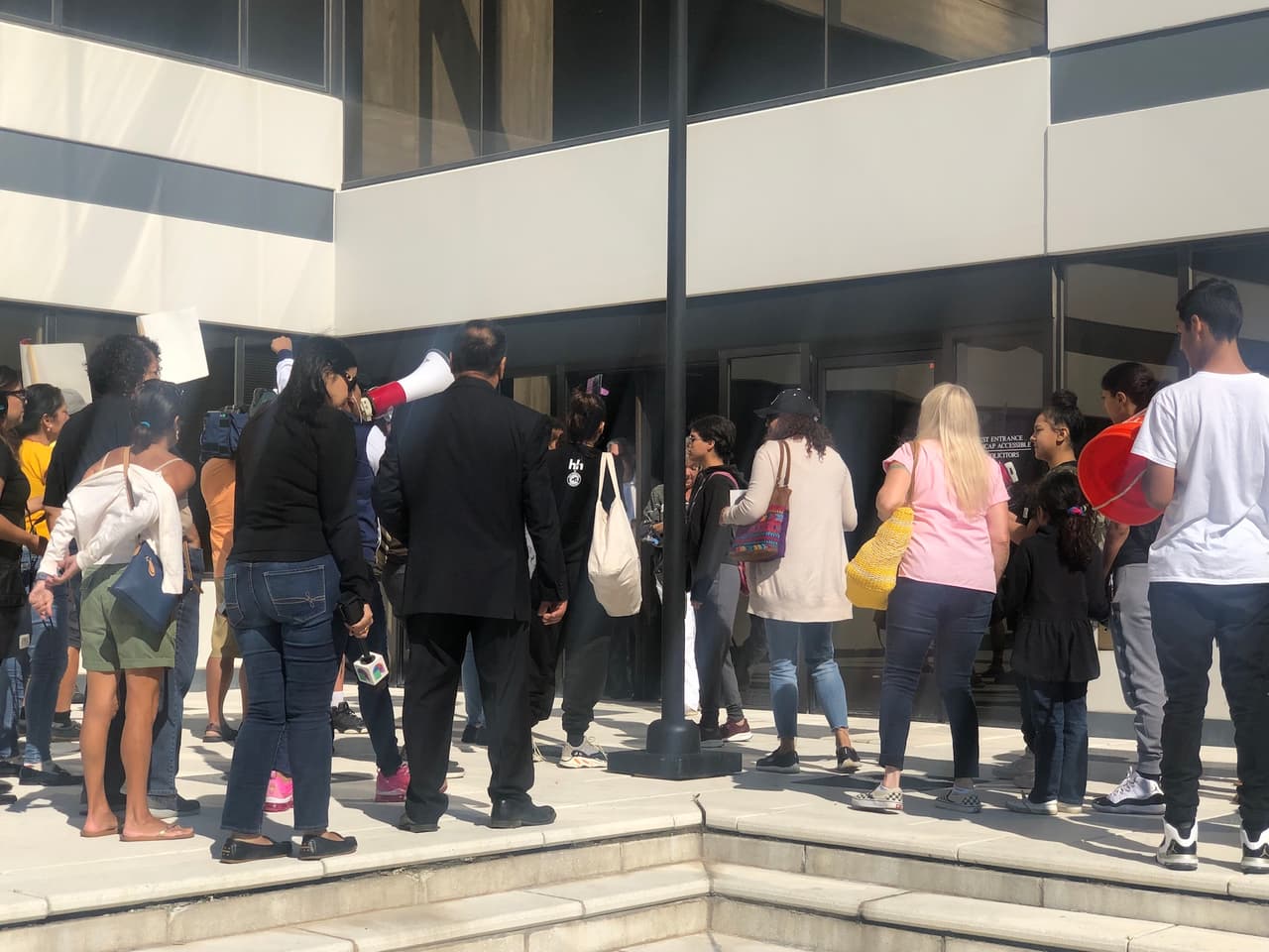 Manifestantes protestan contra Koch Foods.