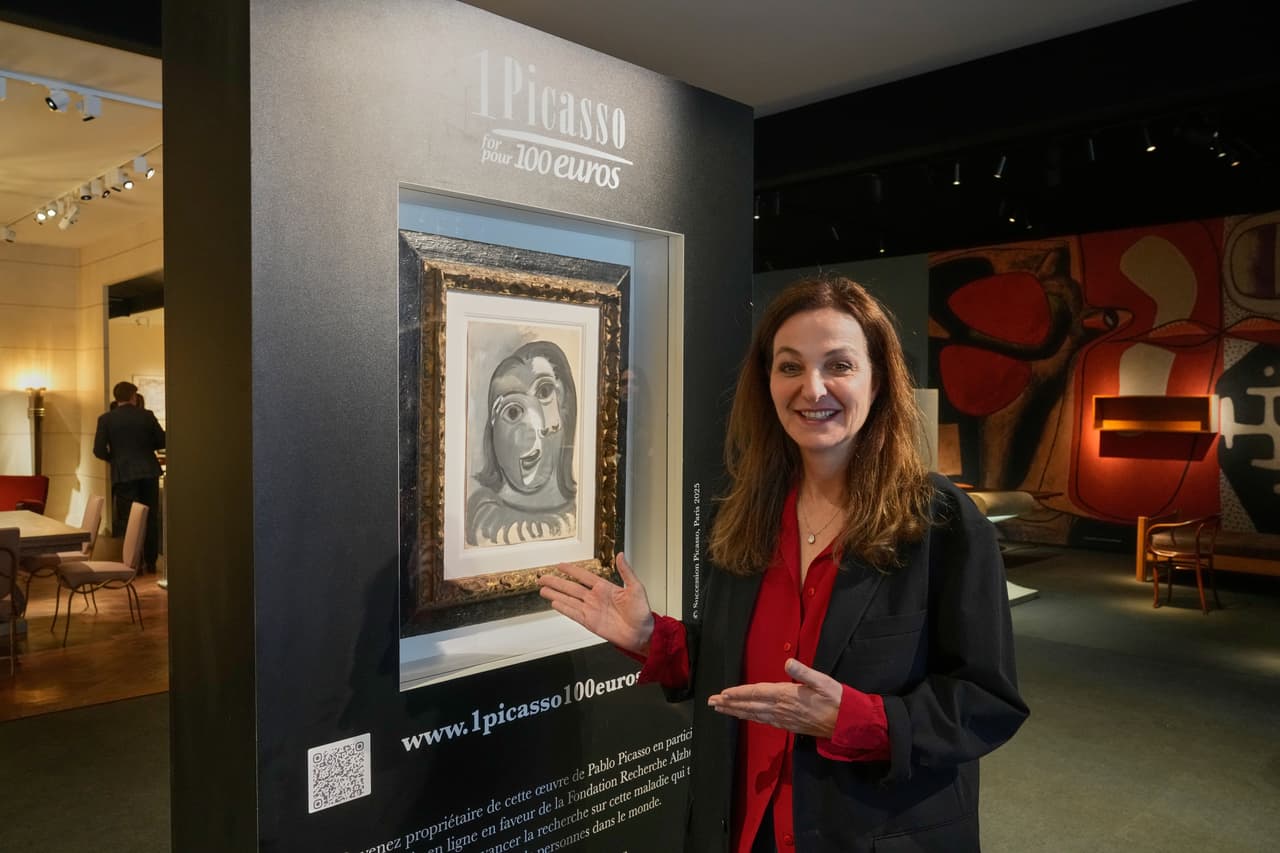 Peri Cochin, cofundadora de la lotería "Un Picasso por 100 euros", posa junto a "Cabeza de mujer" de Pablo Picasso, pintada en 1941, en París, el viernes 10 de abril de 2026, donde la casa de subastas Christie's realizará el sorteo la próxima semana. (Foto AP/Michel Euler)