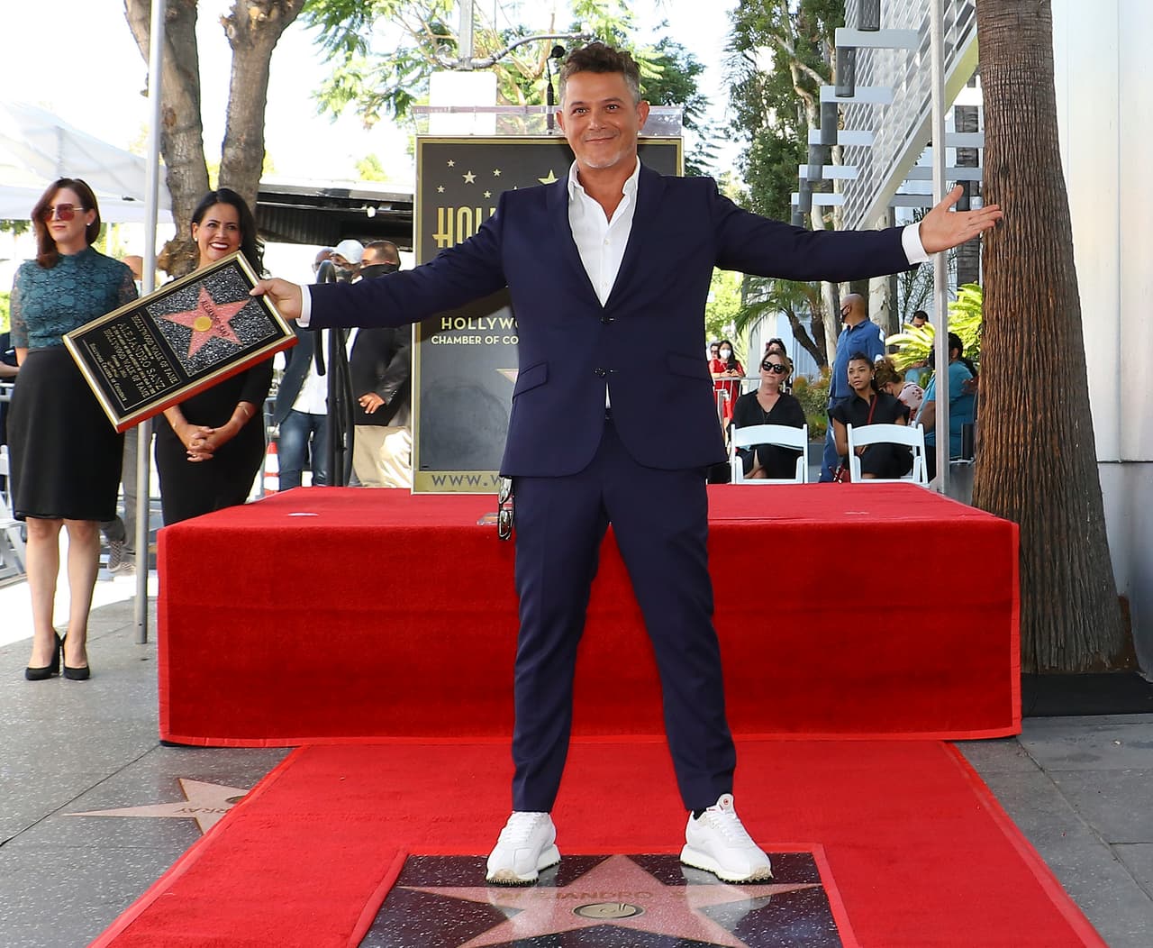 <b><a href="https://www.univision.com/temas/alejandro-sanz" target="_blank">Alejandro Sanz</a> </b>fue el encargado de develar con su nombre la estrella 2,073 en el 
<b><a href="https://www.univision.com/temas/paseo-de-la-fama-de-hollywood" target="_blank">Paseo de la Fama de Hollywood. </a></b>