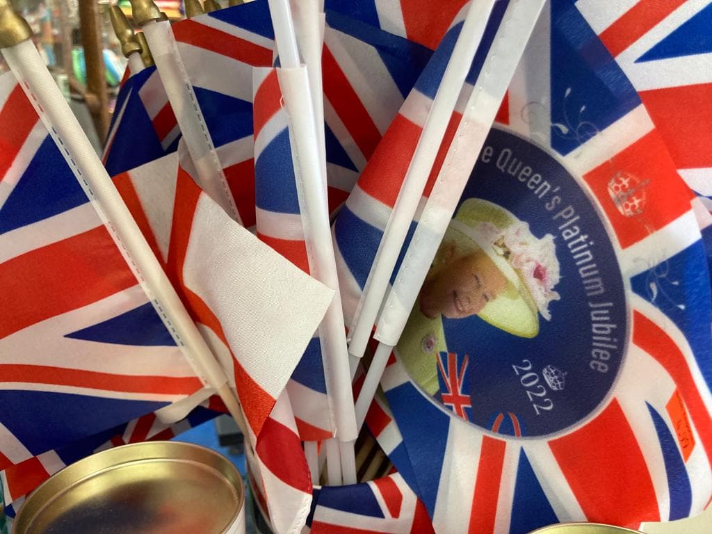 “Fue algo de shock, honestamente algo triste que la reina ya no esté”, dijo Sammy, uno de los que atiende la tienda y es de familia británica. “Hay mucha expectativa de saber qué va a pasar después”.