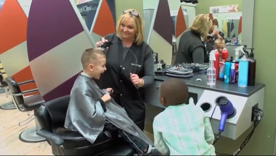 <b>La única diferencia está en el cabello</b>
<br>A la madre, residente en Kentucky, le hizo tanta gracia que contó la ocurrencia en Facebook, donde enseguida 
<a href="https://www.facebook.com/photo.php?fbid=10158387584750595&set=a.10150210954005595.437545.726465594&type=3&theater">se hizo viral</a>. Como se puede ver en las fotos, Jax es blanco y su amigo Reddy es negro. “
<b>Si esto no prueba que el odio y el prejuicio es algo que se aprende</b>, 
<b>no sé qué puede hacerlo</b>”, escribió Rosebush. “La única diferencia que Jax ve en los dos es su pelo”.