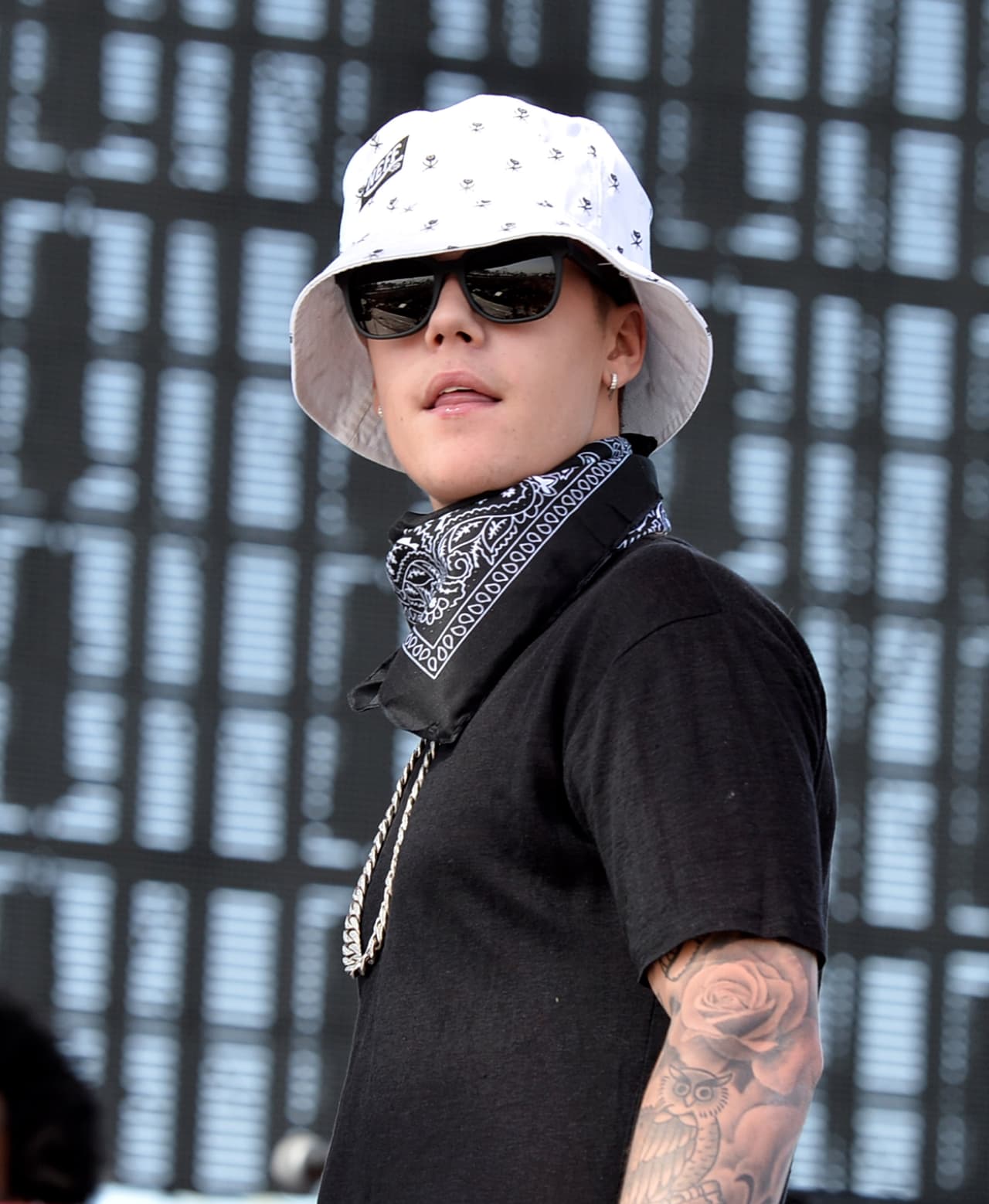 También tuvo que hacer seis días de servicio comunitario y según TMZ, se dijo que Bieber tendría que seguir bajo libertad condicional hasta 2016.