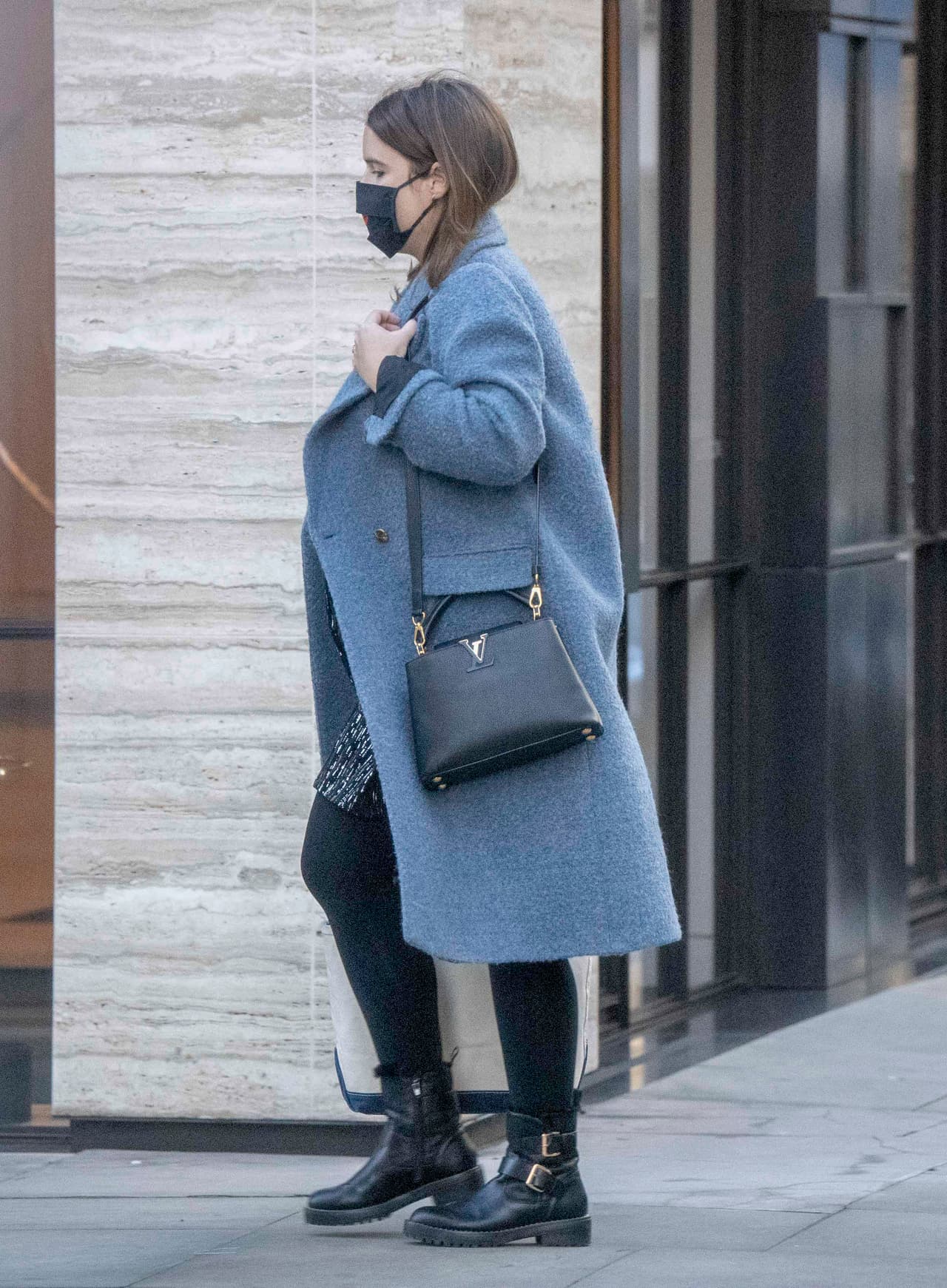 La princesa fue captada por los paparazzis usando un vestido negro, un abrigo azul celeste, botas de motociclista y un bolso de cuero negro de Louis Vuitton. En el rostro llevaba una mascarilla negra, con un estampado de labios rojos.