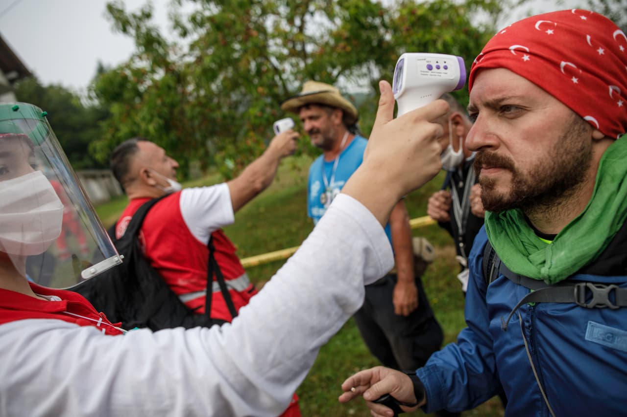 La ejecución de más de 8,000 hombres bosnios musulmanes de todas las edades en julio de 1995 es recordada en una serie de eventos a las afueras de la ciudad en el este de Bosnia, entre ellos la reinhumación de nueve víctimas recientemente identificadas. Las ceremonias fueron reservadas a un pequeño número de sobrevivientes debido a la pandemia de coronavirus.