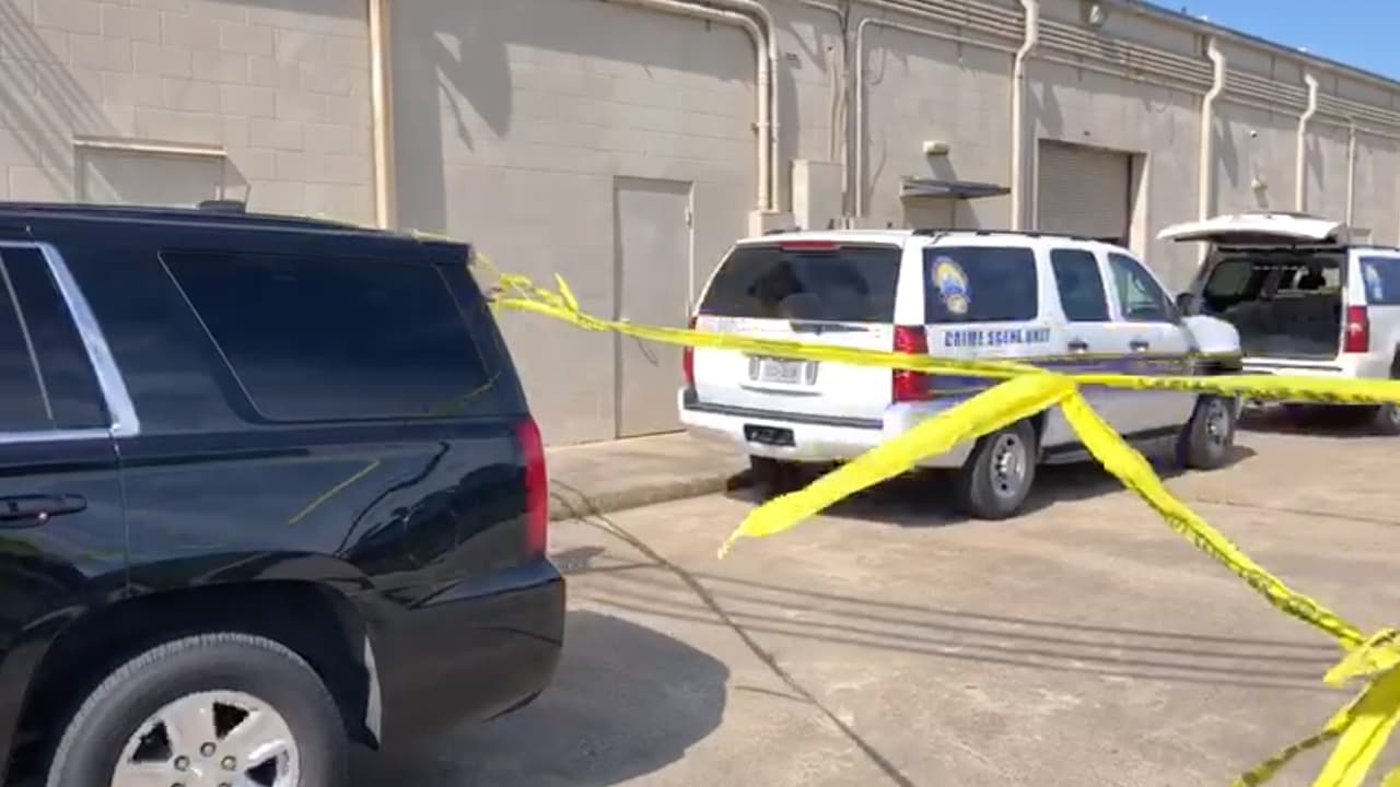 Los sospechosos fueron descritos por las autoridades como afroamericanos, ningún oficial resultó herido.