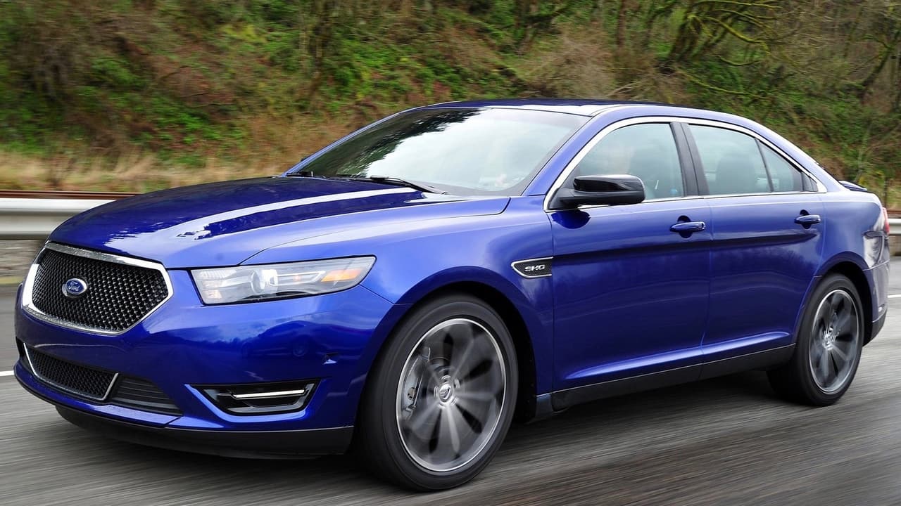 <h3 class="cms-h3-H3">9. Ford Taurus</h3>
<br>Con la excepción de algunos retoques en 2013, el Taurus es el mismo modelo que Ford presentó en 2010 el cual a su vez está basado en el Ford Five Hundred de 2005, que estaba basado en el Volvo S80 de 1998. Si, se trata de un 
<b>auto viejo</b> que a nadie sorprende que sus unidades usadas tarden
<b> 62.6 días</b> en ser vendidas. Sin embargo, el Taurus luce sorprendentemente bien para un auto de su edad, y su version SHO (en la imagen) es verdaderamente poderosa. Al igual que el resto de los sedanes de Ford, el Taurus pasará a las páginas de la historia del automóvil después de 2019 cuando dejará de ser fabricado sin ser sustituido.