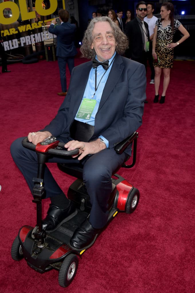 "Le sobreviven su esposa Angie y sus tres hijos. Su amabilidad, generosidad y cuidado vivirán en la Fundación Peter Mayhew con Angie tomando el timón", se lee en el comunicado.