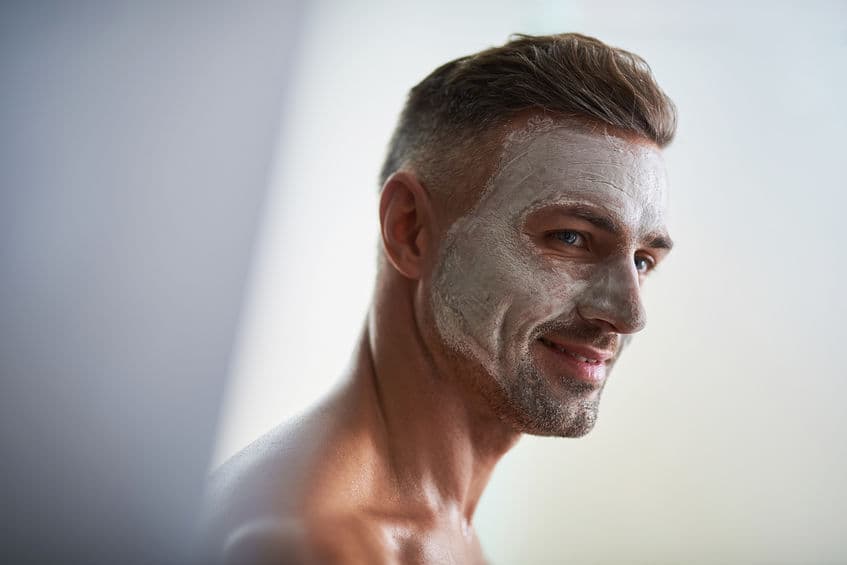 Estos sencillos trucos de cuidado de la piel son fáciles de realizar; sin embargo, también puedes probar alguna mascarilla facial a base de ingredientes naturales como la cúrcuma con miel, avena con yogurt, o café para exfoliar.