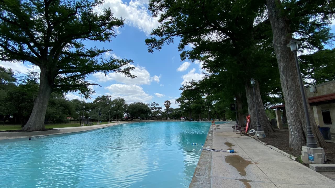 <h3 class="cms-H3-H3">San Pedro Springs Park</h3>
<br>
<br>📍 1315 San Pedro Ave.
<br>
<br>Es el segundo parque más antiguo de los Estados Unidos. 
<br>
<br>Tiene una gran alberca en la que te puedes refrescar, y aunque no tiene electricidad y tampoco mesas para picnic, se puede rentar el kiosko y la cancha de softball.
<br>