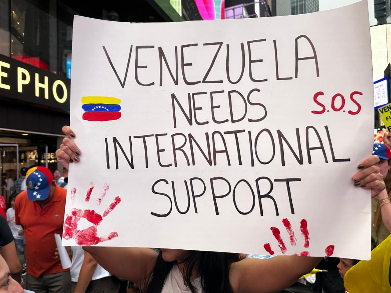"Venezuela necesita apoyo internacional. SOS", piden en esta cartel.