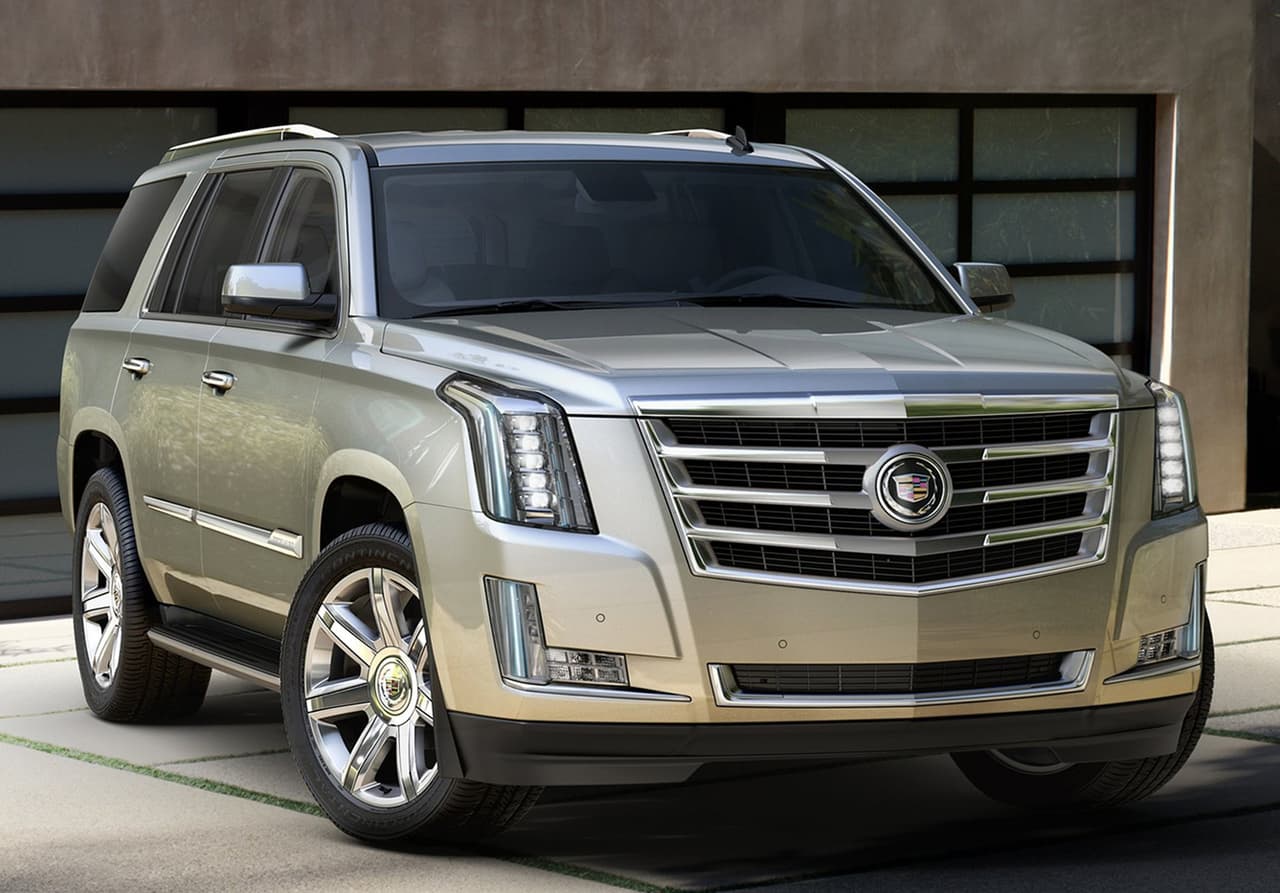 En la flota encontrada figura también un 
<b>Cadillac Escalade </b>modelo 2016 en color blanco. Con su 
<b>imponente parrilla al frente</b>, esta utilitaria también se despliega en un buen número de versiones (Standar, Luxury, Premium y Plantinum) y con alternativas de tracción trasera o en todas las ruedas.