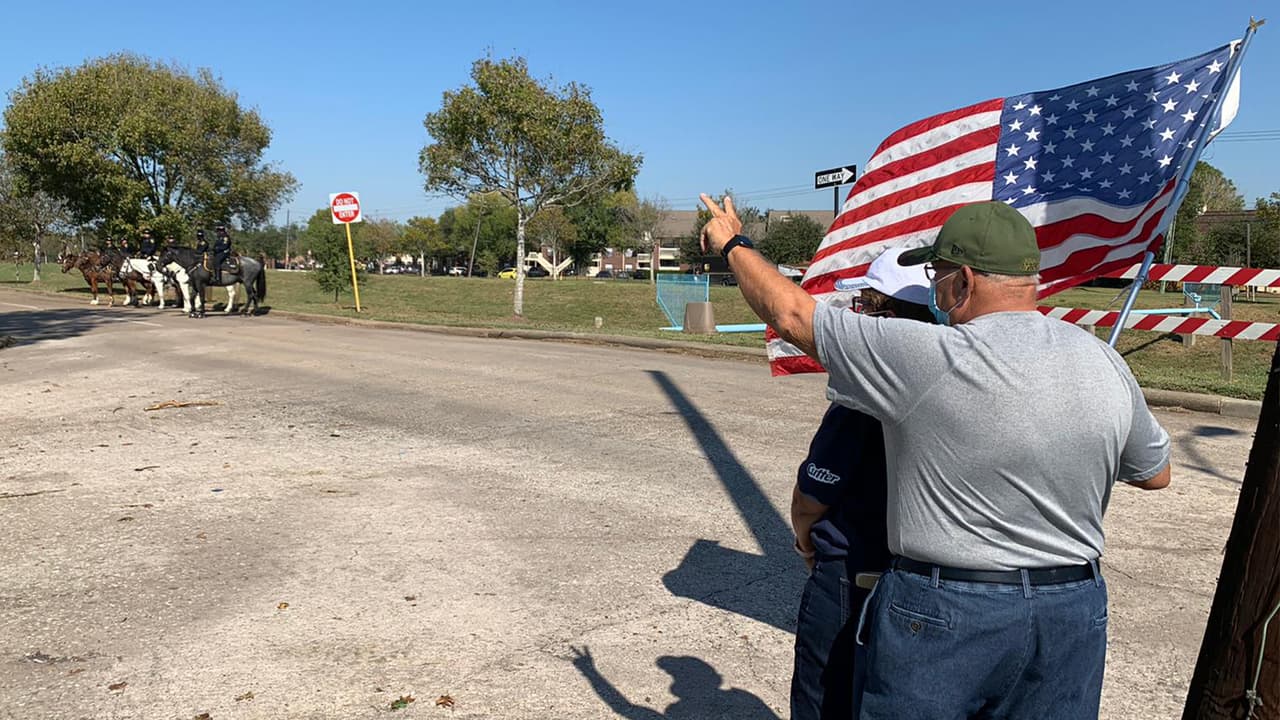 Gente de Houston también acudió a mostrar sus respetos al oficial caído en cumplimiento de su deber.