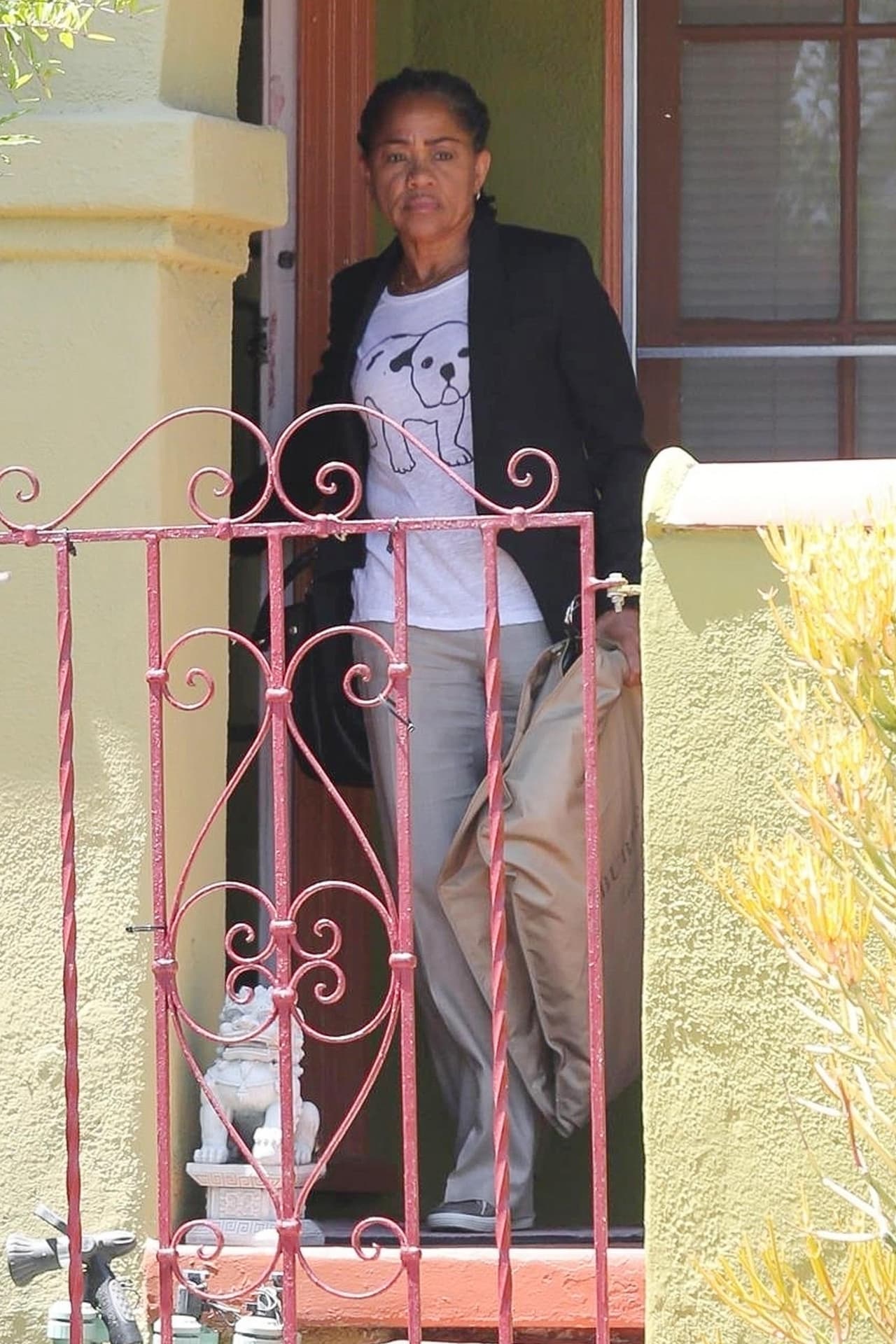 El ex director de iluminación aseguró que sufrió un infarto la semana pasada y el panorama empeoró después de que trascendiera que
<b><a href="https://www.univision.com/entretenimiento/esto-es-lo-que-busca-en-internet-el-papa-de-meghan-markle-sabemos-que-mira-y-es-de-la-boda-fotos"> colaboró en secreto con una agencia de paparazzi</a></b>.