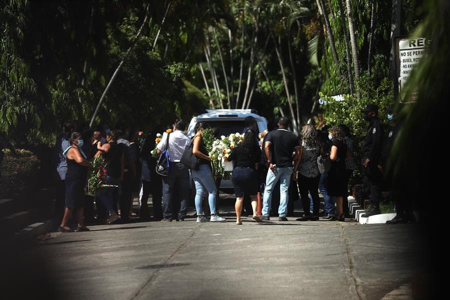 El féretro con los restos mortales de Victoria Salazar fue trasladado en un auto blanco desde una funeraria hasta un cementerio de La Generosa. Familiares y amigos de la salvadoreña asistieron al sepelio y exigieron justicia en este caso.