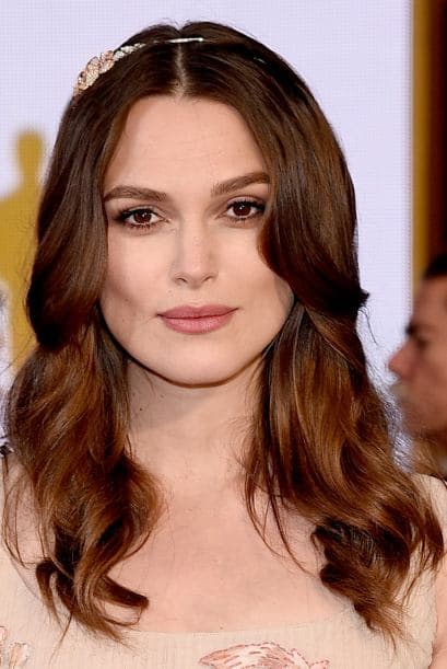 Una famosa que fue duramente criticada por el vestido Valentino que usó nos convenció en cuestión de peinado y maquillaje. Fiel a su estilo romántico, Keira llevó el cabello suelto en ondas con una diadema de flores discretas, además de usar un maquillaje 'nude' con labios rosados. simple, pero adecuado.
