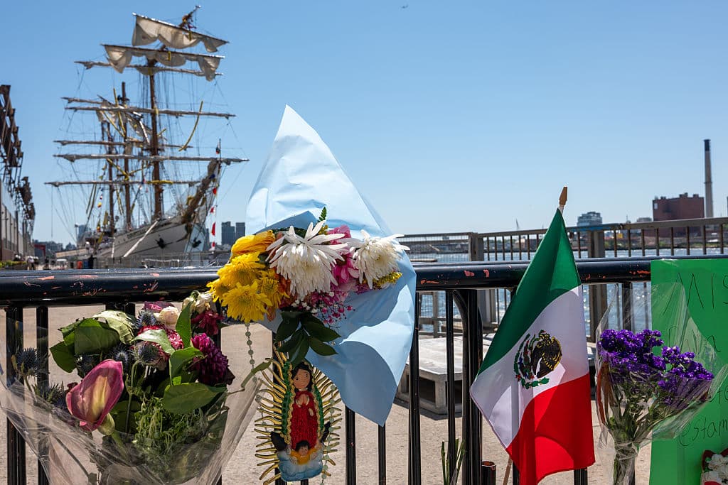 Flores, la bandera de México y la imagen de la Virgen de Guadalupe son algunos de los detalles que han ido dejando en el bajo Manhattan, en Nueva York, diversas personas, en apoyo y solidaridad con la tripulación del buque escuela Cuauhtémoc. La histórica
<b><a href="https://www.univision.com/local/nueva-york-wxtv/confirman-2-muertos-en-el-choque-del-buque-de-la-marina-de-mexico-contra-el-puente-de-brooklyn-video" target="_blank">embarcación de la Armada mexicana chocó contra el puente de Brooklyn</a></b>, el sábado 17 de mayo, a las 8:20 de la noche.
<b>Dos cadetes murieron</b> y otros 17 resultaron heridos.