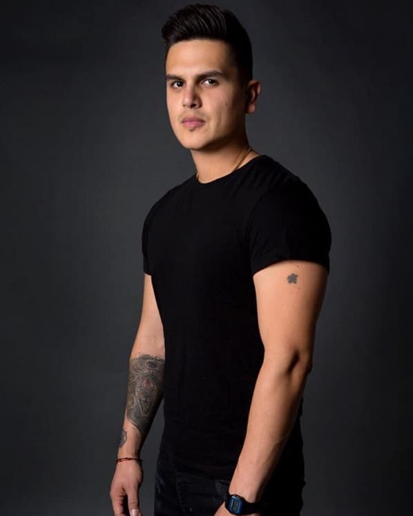 Regulo Caro se lleva una nominación gracias a su tema 'Soltero Disponible' que ha quedado nominada a Canción del Año en la categoría regional mexicano.