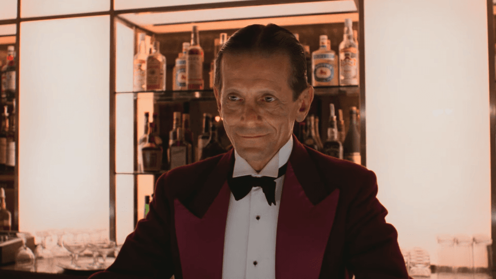 <b>Joe Turkel- Lloyd, el barman fantasma </b>
<br>En una de las escenas más escalofriantes de la película, Lloyd le sirve a Jack varios tragos mientras lo escucha quejarse de su matrimonio, su trabajo y de su relación con Danny.
<br>