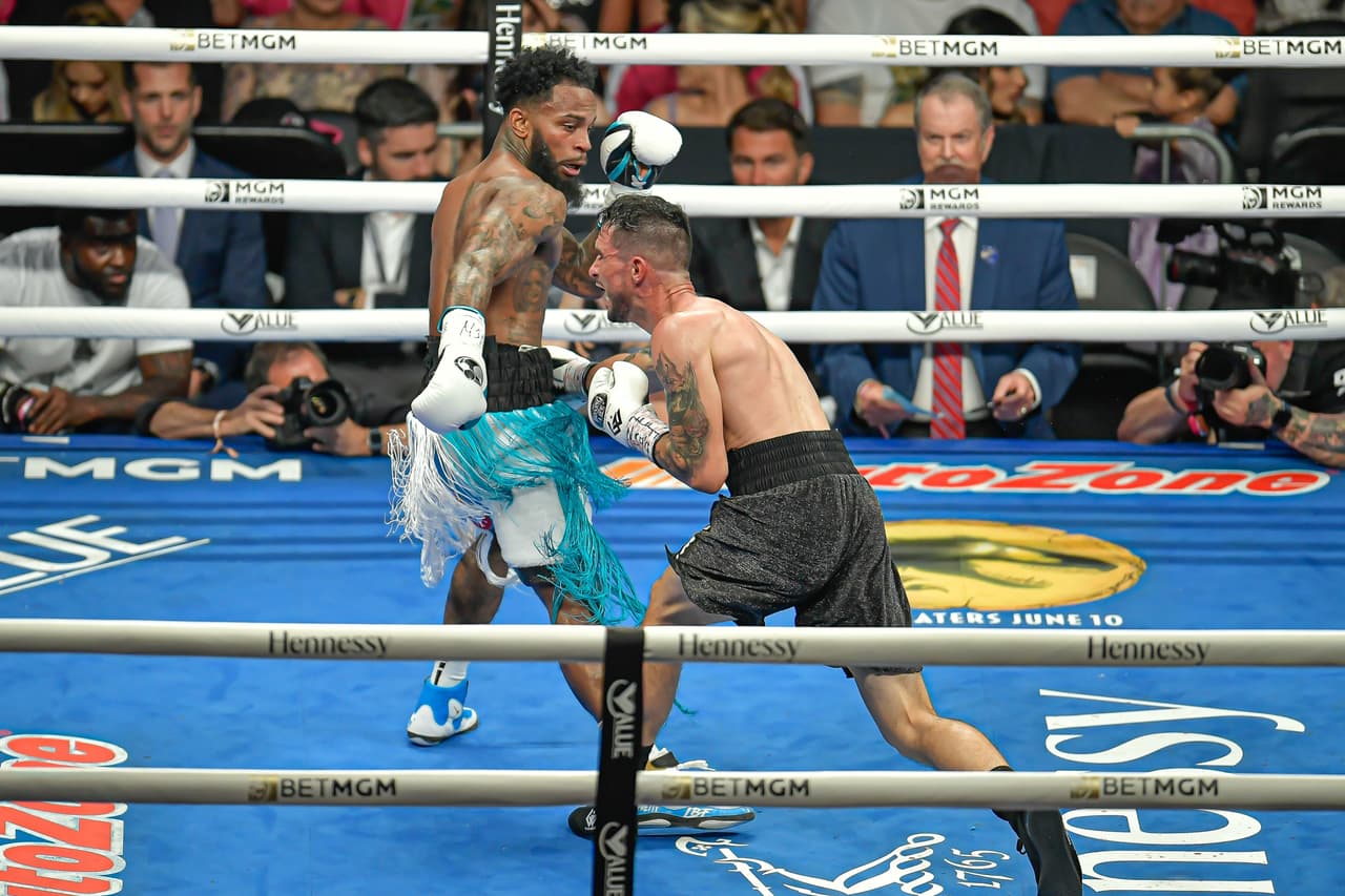 Montana Love y Gabriel Gollaz protagonizaron la pelea coestelar en la T-Mobile Arena por el título vacante norteamericano de la FIB en peso ligero que terminó ganando el estadounidense por DU.