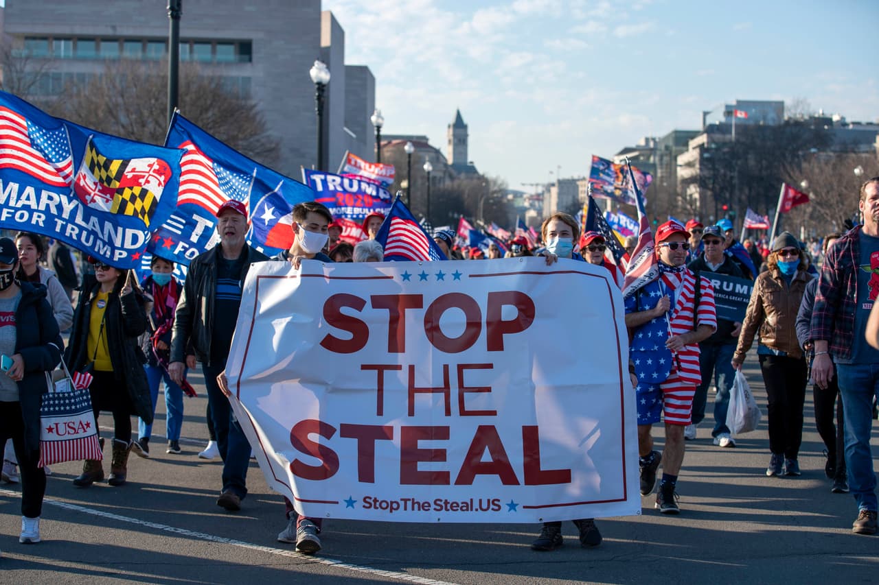 "Detengan el robo" fue uno de los lemas principales de la protesta, referido al supuesto "robo" de la elección presidencial, teoría que promueve Donald Trump sin ninguna base ni pruebas.