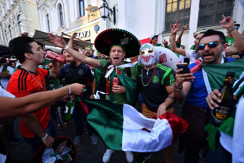 La fiesta mexicana tomó las calles de Moscú y con máscaras, banderas, sombreros y todo aquello que caracteriza a la afición Tricolor, causaron furor y contagiaron con su entusiasmo.