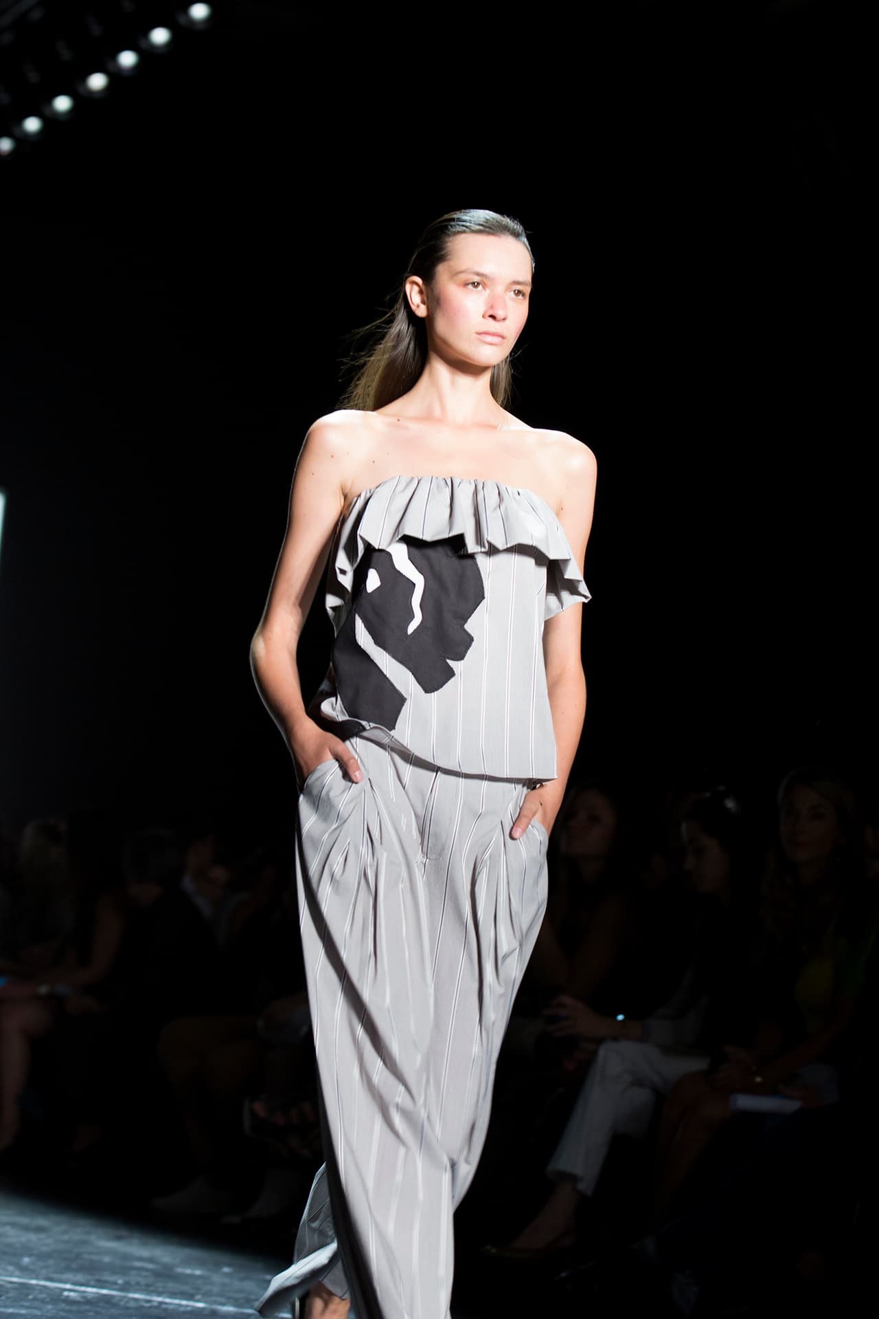 Vivienne Tam apostó para la colección primavera- verano 2016 por prendas que marcan el estilo de vida de las mujeres chic. La diseñadora no deja de lado sus raíces y deja una parte de China en su temporada. En su paso por el NYFW dejó encantados a los presentes con su moda fresca y vanguardista. Diseñador Vivienne Tam. NYFW, Spring/Summer 2016 - 14/09/2015.