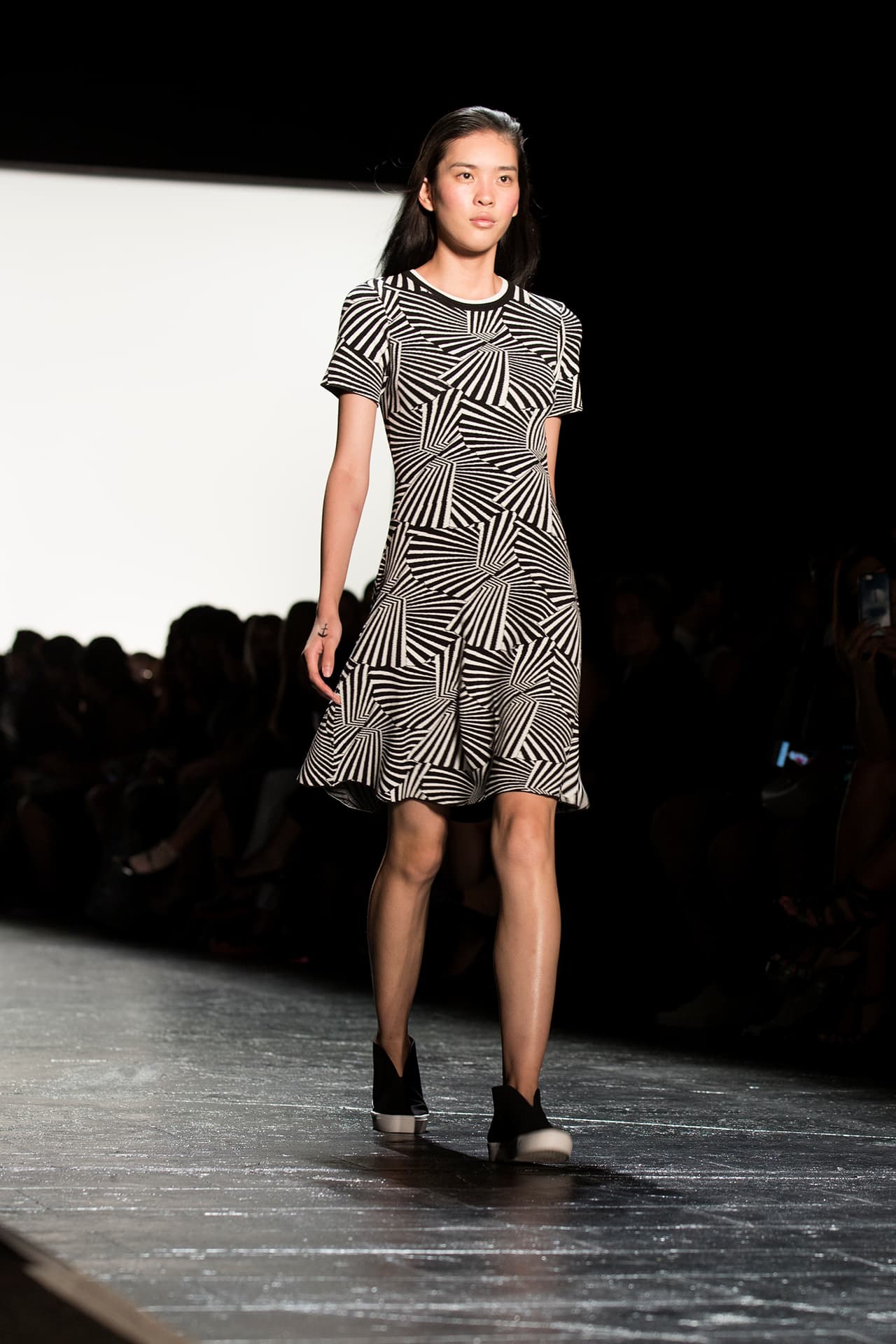 Vivienne Tam apostó para la colección primavera- verano 2016 por prendas que marcan el estilo de vida de las mujeres chic. La diseñadora no deja de lado sus raíces y deja una parte de China en su temporada. En su paso por el NYFW dejó encantados a los presentes con su moda fresca y vanguardista. Diseñador Vivienne Tam. NYFW, Spring/Summer 2016 - 14/09/2015.