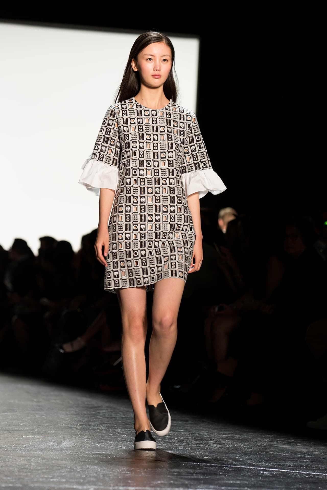 Vivienne Tam apostó para la colección primavera- verano 2016 por prendas que marcan el estilo de vida de las mujeres chic. La diseñadora no deja de lado sus raíces y deja una parte de China en su temporada. En su paso por el NYFW dejó encantados a los presentes con su moda fresca y vanguardista. Diseñador Vivienne Tam. NYFW, Spring/Summer 2016 - 14/09/2015.