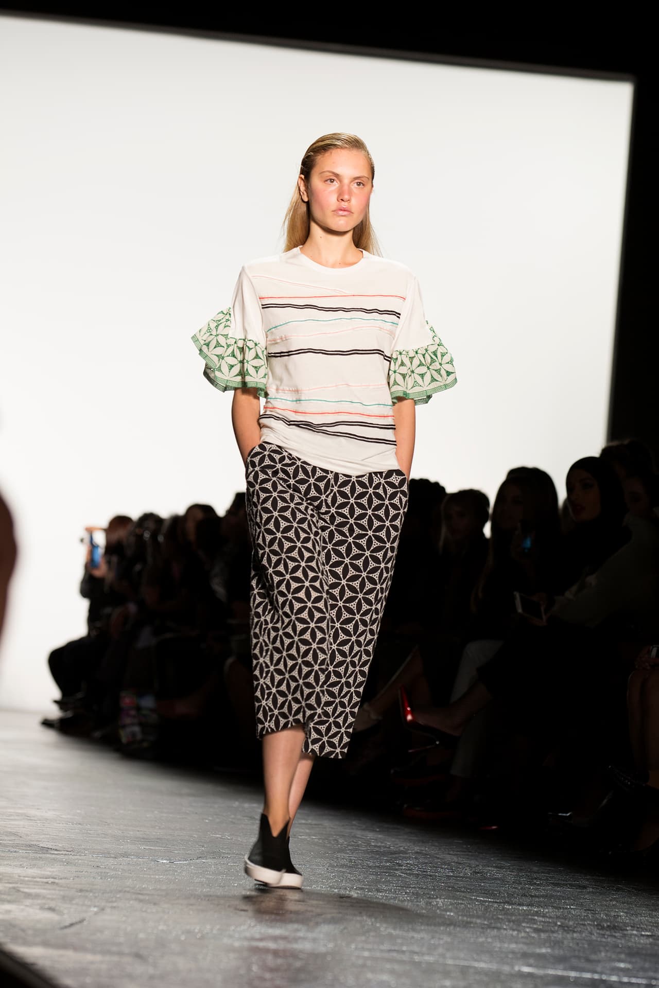 Vivienne Tam apostó para la colección primavera- verano 2016 por prendas que marcan el estilo de vida de las mujeres chic. La diseñadora no deja de lado sus raíces y deja una parte de China en su temporada. En su paso por el NYFW dejó encantados a los presentes con su moda fresca y vanguardista. Diseñador Vivienne Tam. NYFW, Spring/Summer 2016 - 14/09/2015.