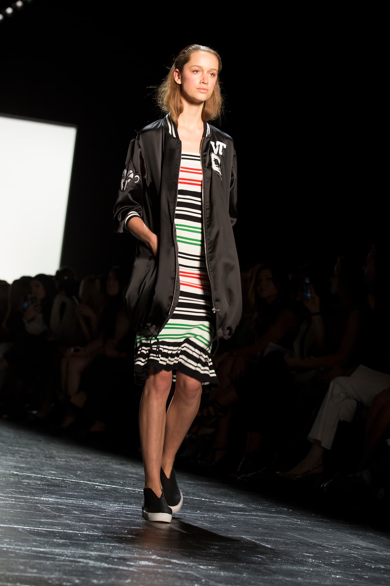 Vivienne Tam apostó para la colección primavera- verano 2016 por prendas que marcan el estilo de vida de las mujeres chic. La diseñadora no deja de lado sus raíces y deja una parte de China en su temporada. En su paso por el NYFW dejó encantados a los presentes con su moda fresca y vanguardista. Diseñador Vivienne Tam. NYFW, Spring/Summer 2016 - 14/09/2015.