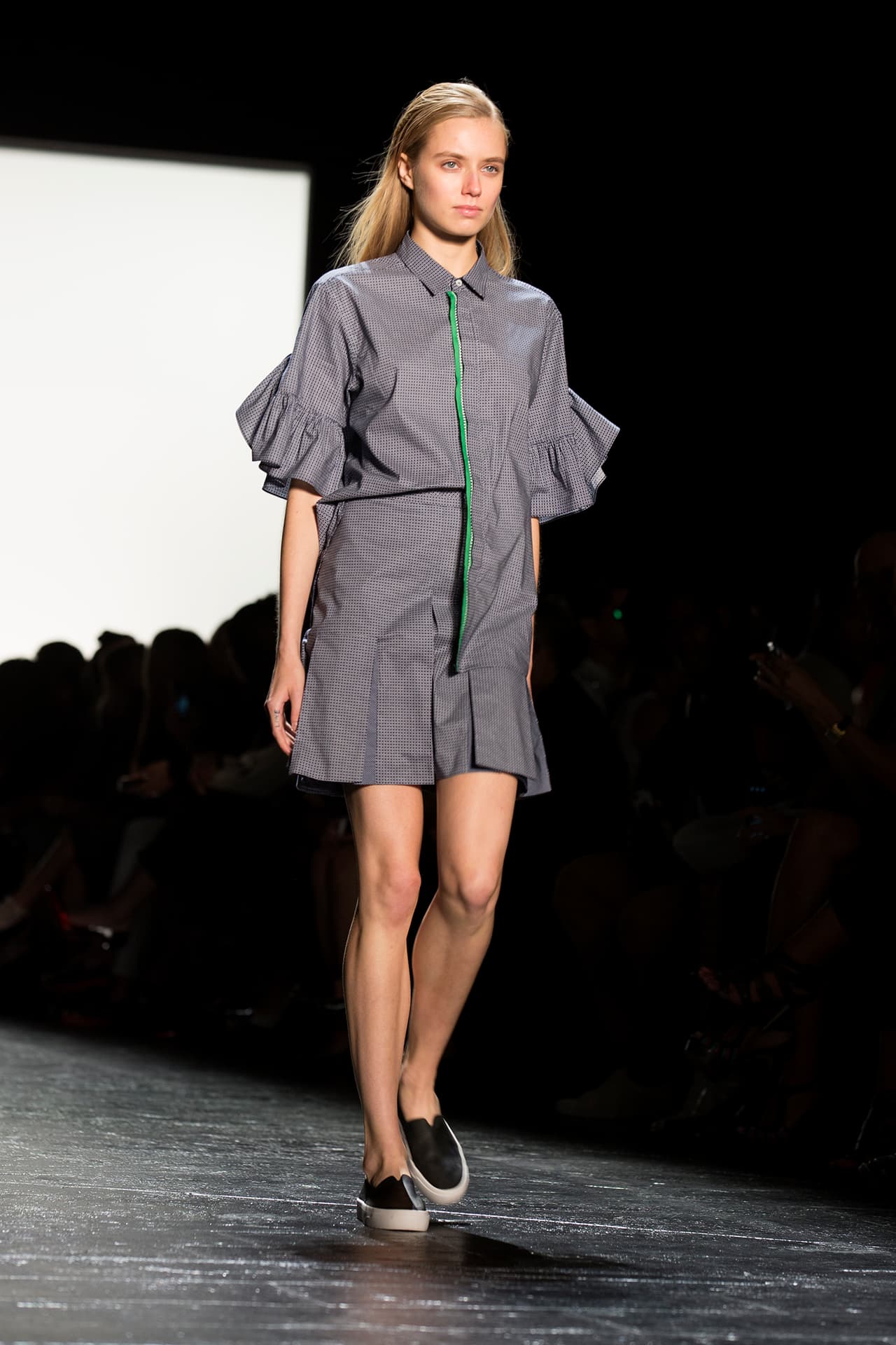 Vivienne Tam apostó para la colección primavera- verano 2016 por prendas que marcan el estilo de vida de las mujeres chic. La diseñadora no deja de lado sus raíces y deja una parte de China en su temporada. En su paso por el NYFW dejó encantados a los presentes con su moda fresca y vanguardista. Diseñador Vivienne Tam. NYFW, Spring/Summer 2016 - 14/09/2015.