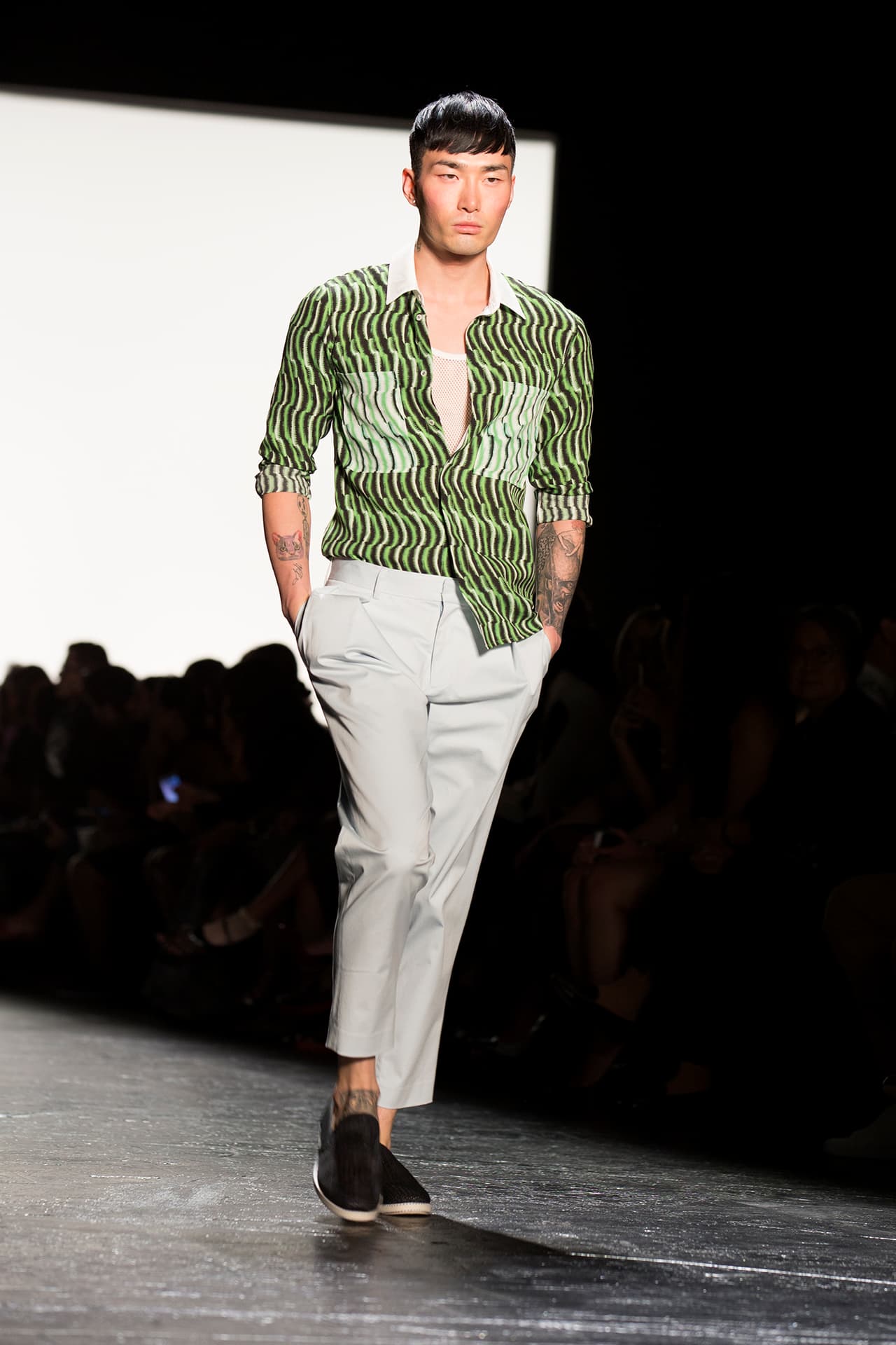 Vivienne Tam apostó para la colección primavera- verano 2016 por prendas que marcan el estilo de vida de las mujeres chic. La diseñadora no deja de lado sus raíces y deja una parte de China en su temporada. En su paso por el NYFW dejó encantados a los presentes con su moda fresca y vanguardista. Diseñador Vivienne Tam. NYFW, Spring/Summer 2016 - 14/09/2015.