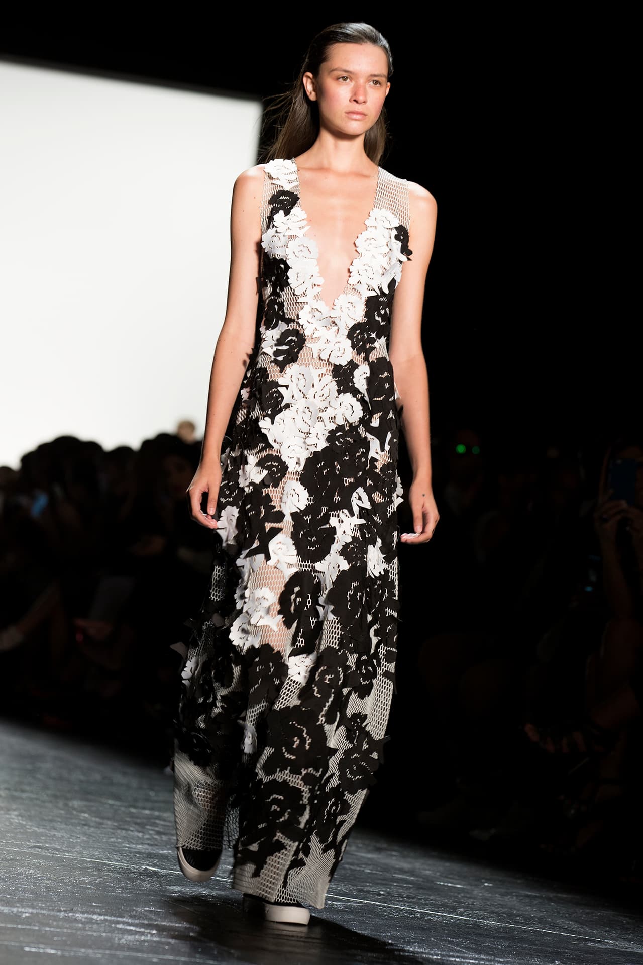 Vivienne Tam apostó para la colección primavera- verano 2016 por prendas que marcan el estilo de vida de las mujeres chic. La diseñadora no deja de lado sus raíces y deja una parte de China en su temporada. En su paso por el NYFW dejó encantados a los presentes con su moda fresca y vanguardista. Diseñador Vivienne Tam. NYFW, Spring/Summer 2016 - 14/09/2015.