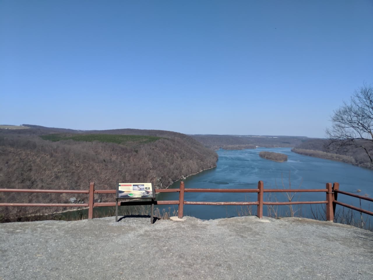 El mirador en sí es un área amplia y abierta. Partes de él son grava triturada, mientras que otras secciones son áreas de césped bien mantenidas. Incluso hay algunos bancos para aquellos que quieran sentarse un rato y disfrutar de este lugar.