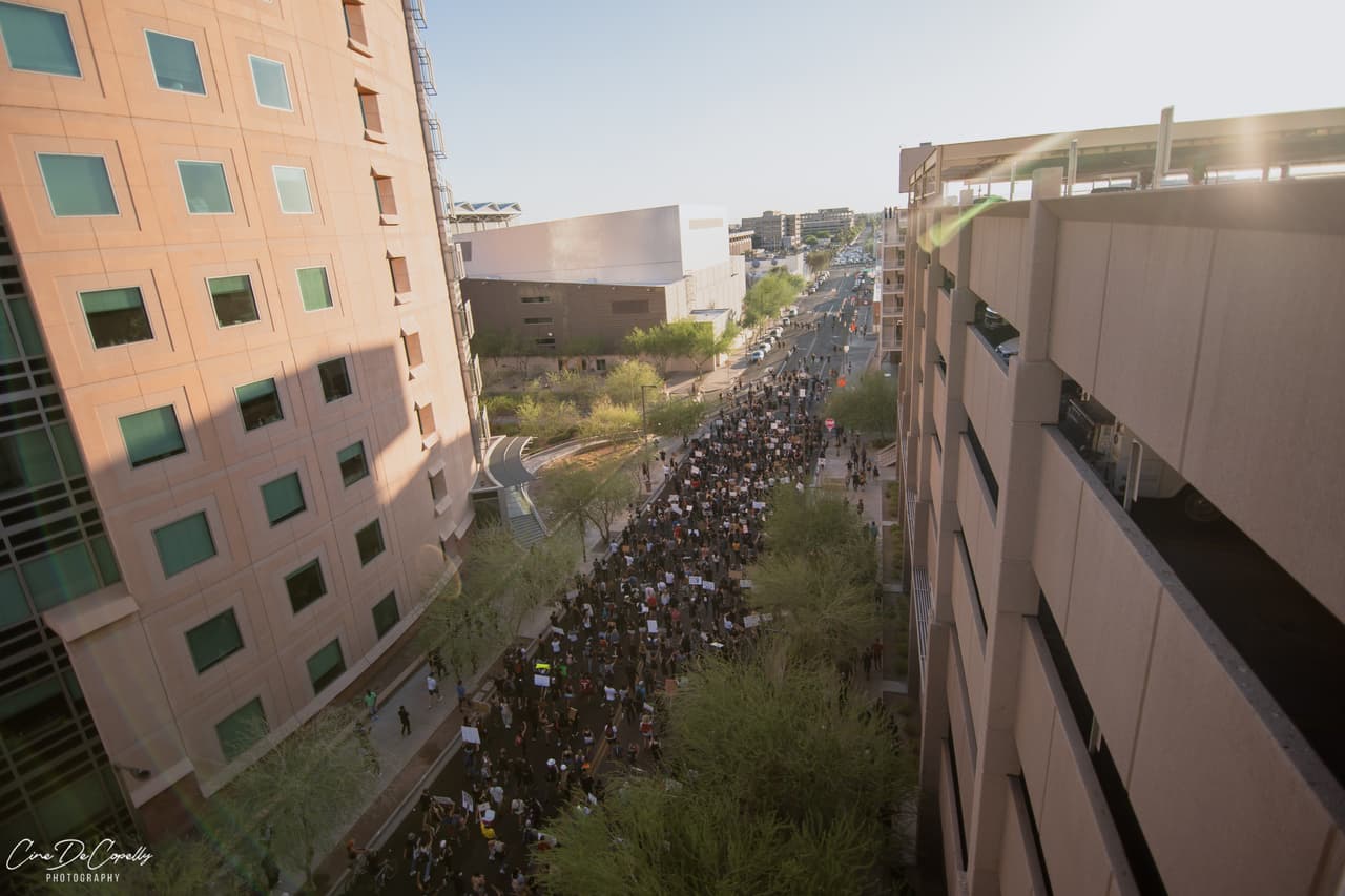 La participación en las protestas se cuenta por cientos, muchos regalan aguas ante el intenso calor.