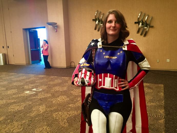 Teresa Shestak, una simpatizante de Donald Trump en un mitin en Pensilvania.