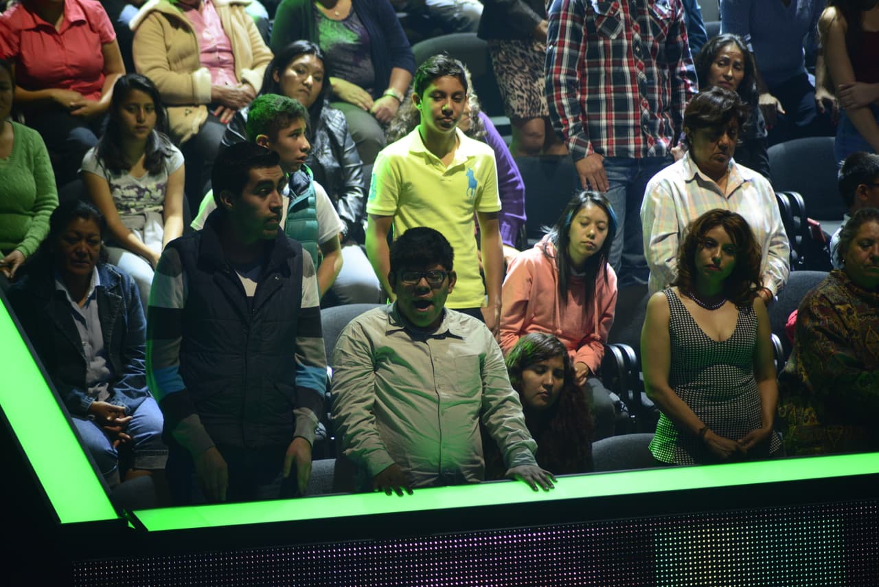 Cuando no están frente a la cámara, los famosos hacen de todo, lo malo es que no se dan cuenta que nuestra cámara indiscreta anda alerta y los está viendo. Así fue como captamos a jueces y capitanes en el detrás de cámaras.