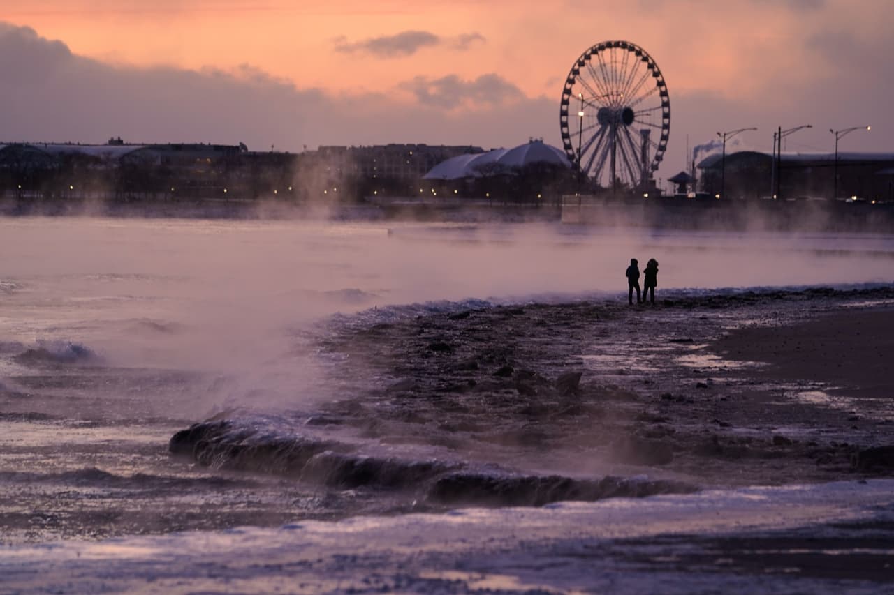 El área de Chicago amaneció con sensaciones térmicas de hasta -40 grados, durante la mañana del viernes 23 de enero, debido a una masa de aire ártico que ingresó al área, lo que produjo un aviso por frío extremo.