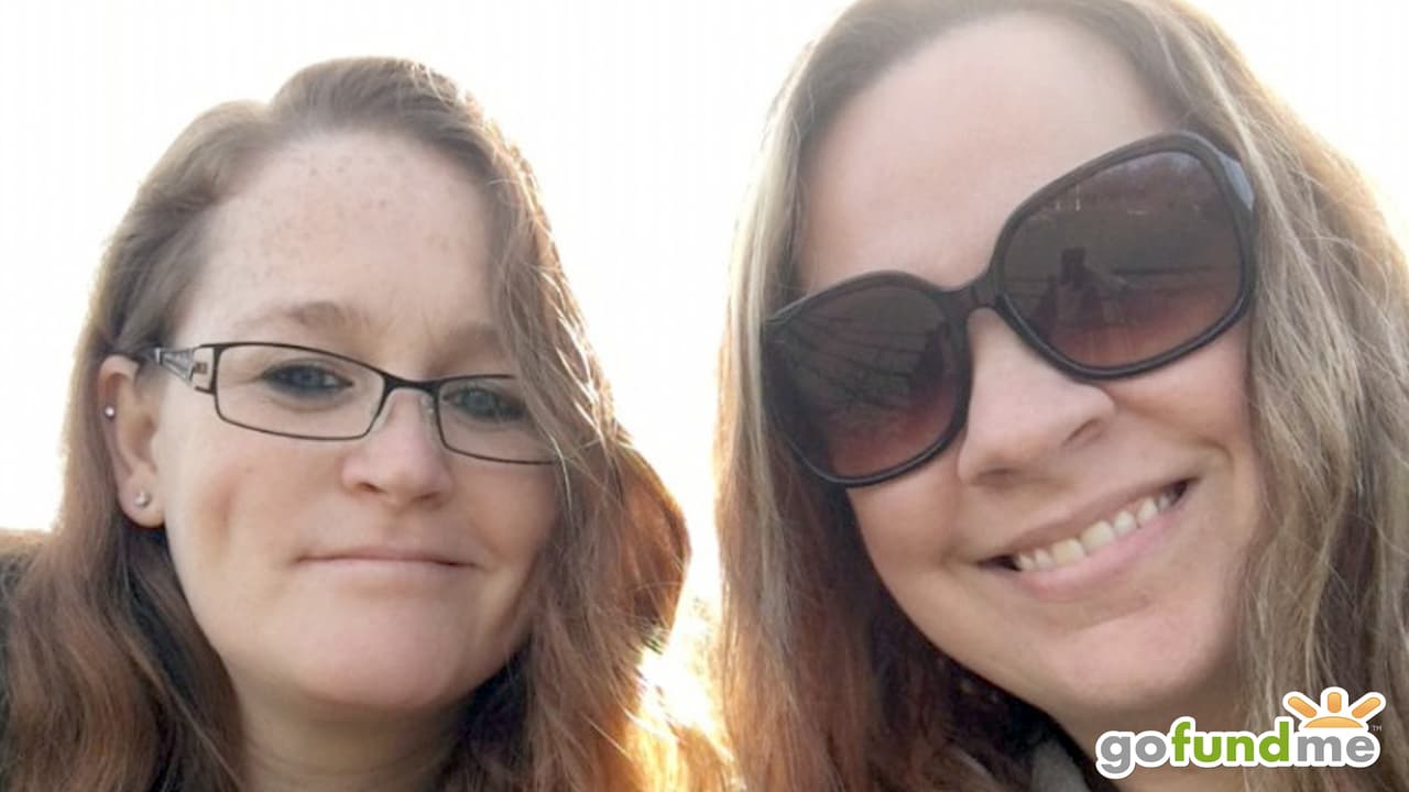 Imagen tomada de la página de GoFundMe que fue creada por la familia de McGinnis (a la izquierda), la mujer que estuvo secuestrada por su padrastro por casi 20 años, para apoyarla económicamente.