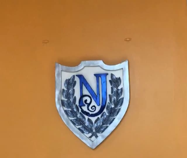 Un escudo con las iniciales de Naasón Joaquín García está en la entrada de la iglesia.