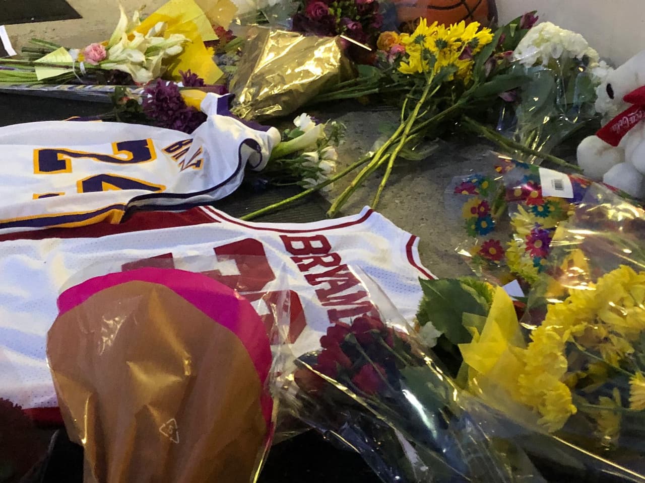 Con la rápida difusión el domingo sobre la muerte del 18 veces All-Star de la NBA, estudiantes y exalumnos llegaron a su alma mater para presentar sus respetos.