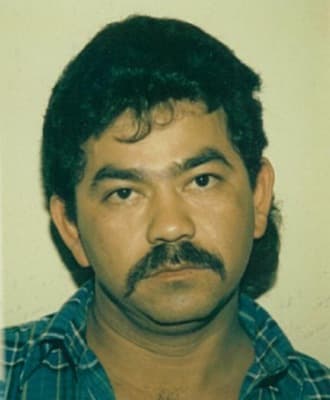 <h3 class="cms-H3-H3">Efrén Calderas Meza</h3>
<br>
<br>Este hombre, de 67 o 68 años, es buscado por su participación en la muerte por apuñalamiento de una mujer el 8 de diciembre de 1986, durante un incidente de violencia doméstica. 
<br>
<br>La agencia precisa que los dos implicados estaban detrás de una taberna en Yuba City, California, cuando ocurrió la fatal agresión que terminó con la vida de la mujer. 
<br>
<br>El FBI, que ofrece una recompensa de hasta 20,000 dólares por información que lleve a su captura, cree que Calderas puede estar en California, Washington o en los estados mexicanos de Zacatecas y Nayarit. 
<br>