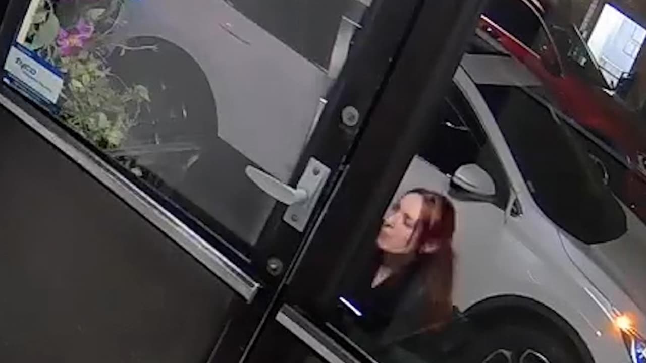 Queman bandera LGBTIQ+ en restaurante de Manhattan: cámara capta el momento